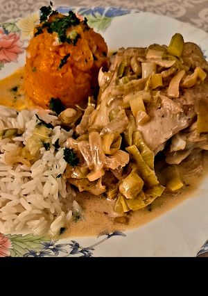 Una foto de “Muslos de pollo al vino blanco con crema de puerros”