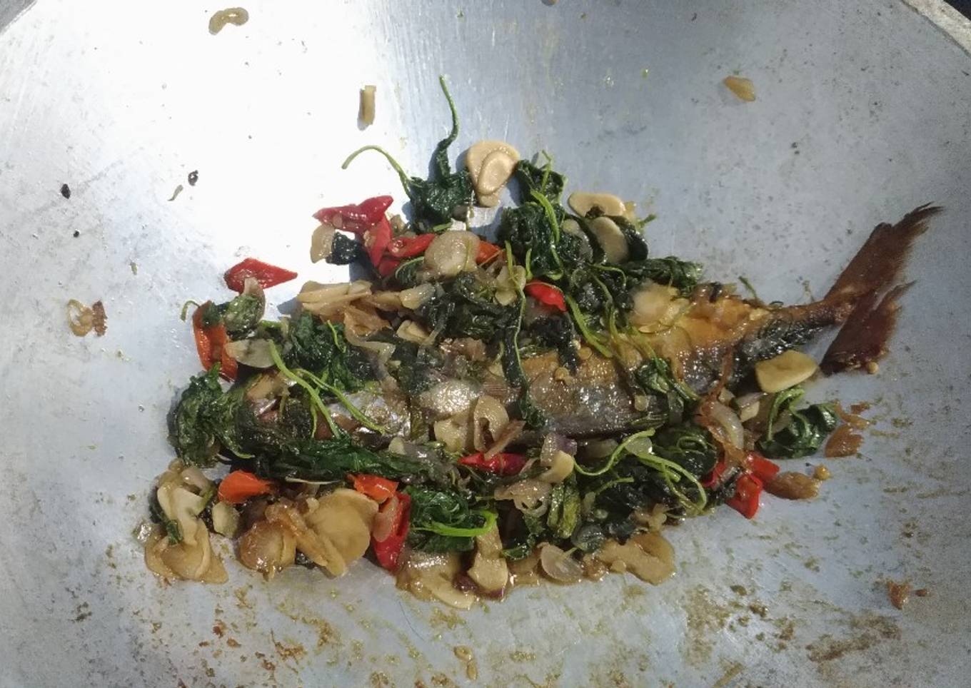 Bagaimana Membuat Ikan Peda Tumis Bayam Simple, Enak Banget