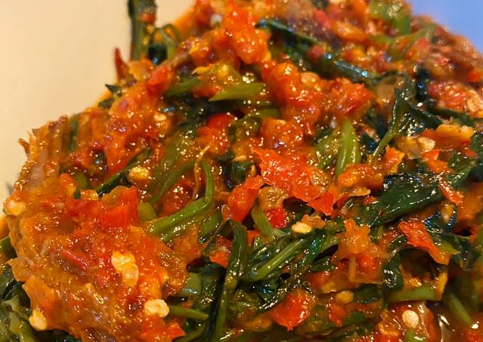 Cara Gampang Membuat Kangkung cah Daging pedas yang Lezat Sekali