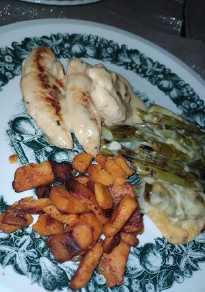 Una foto de Pollo y espárragos con batatas💜