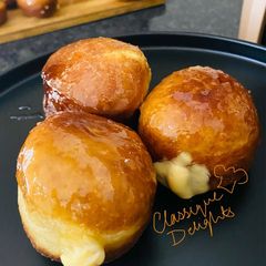 A picture of Crème Brûlée Donuts.