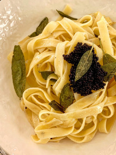 Una foto de Pasta al huevo con salvia y caviar