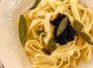 Foto principal de Pasta al huevo con salvia y caviar