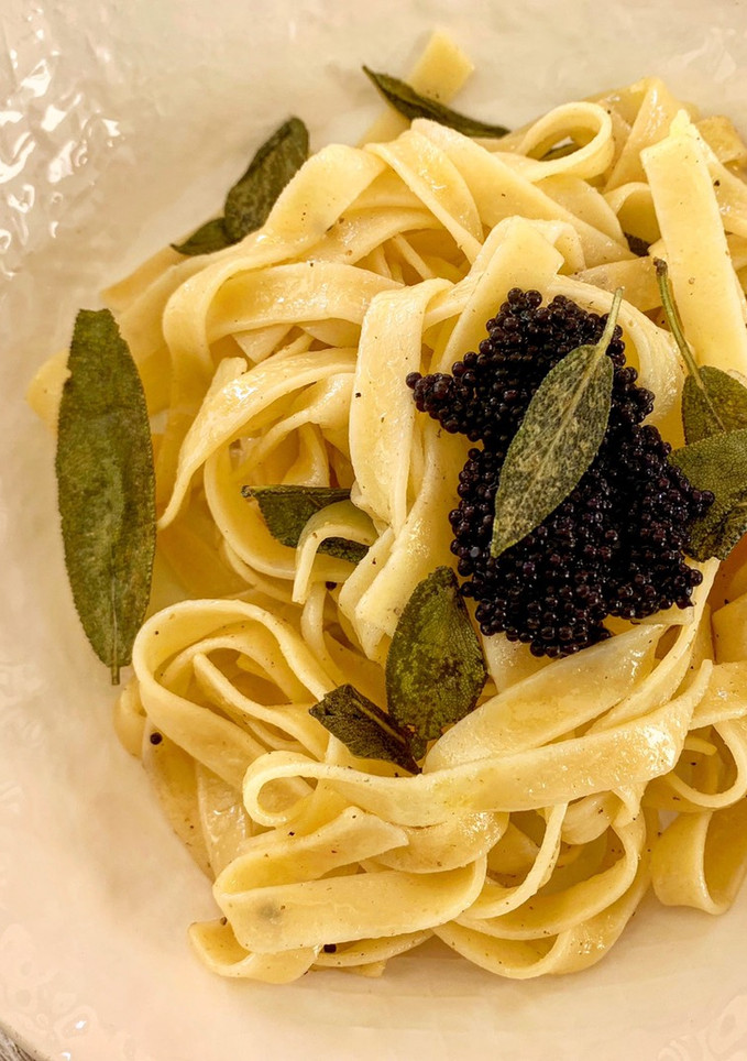 Una foto de Pasta al huevo con salvia y caviar