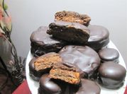 Una foto de alfajores de café