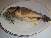 Una foto de pescado relleno al horno