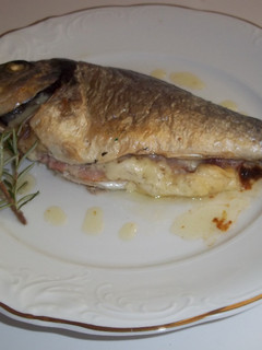 Una foto de Dorada al horno rellena de bacon y queso