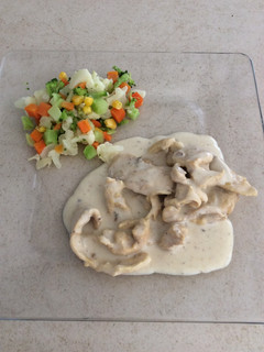 Una foto de Pollo con crema de champiñones sencillo