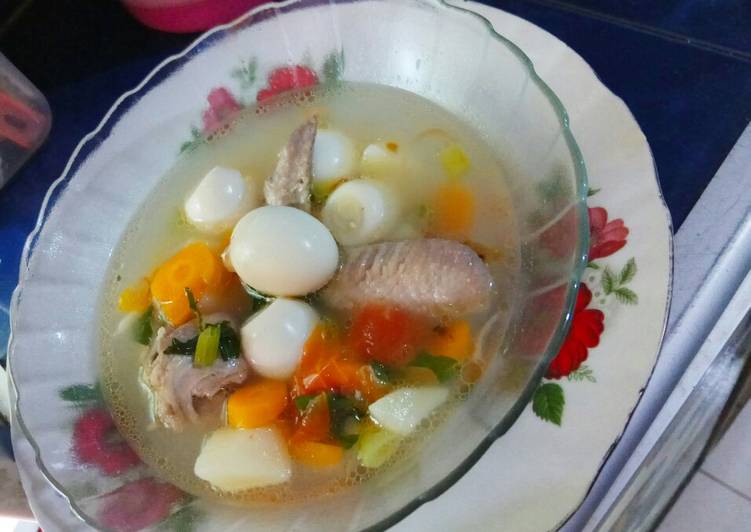 Bagaimana Menyiapkan Sop ayam telur puyuh, Bisa Manjain Lidah