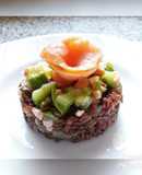 Riso rosso con zucchine e salmone