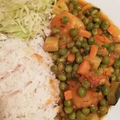 A picture of Peas stew with rice and cabbage.