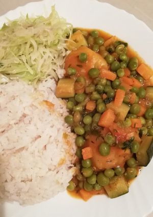 A picture of Peas stew with rice and cabbage.