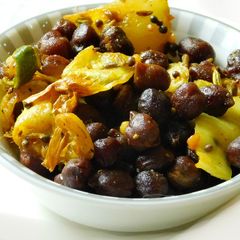 A picture of Brown chick pea sundal.