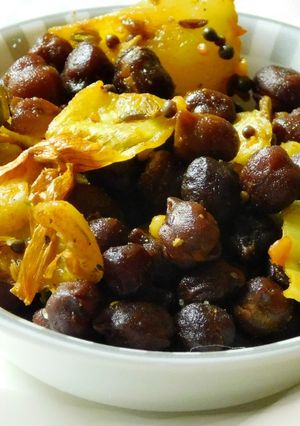 A picture of Brown chick pea sundal.