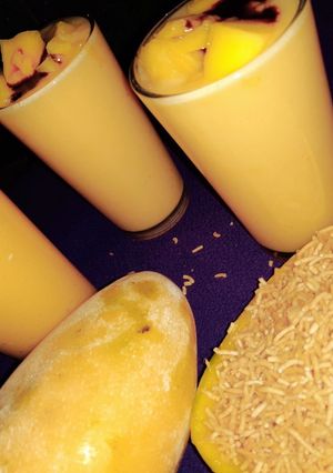 A picture of Mango chocolate shake with bhujiya sev.