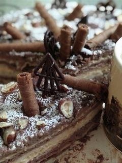 Φωτογραφία της συνταγής Τούρτα 🍰 εύκολη με βάσεις βάφλας και δύο κρέμες