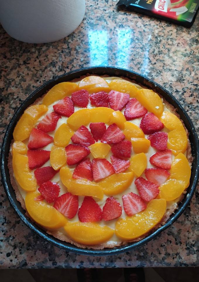 Una foto de Tarta de crema pastelera con frutas