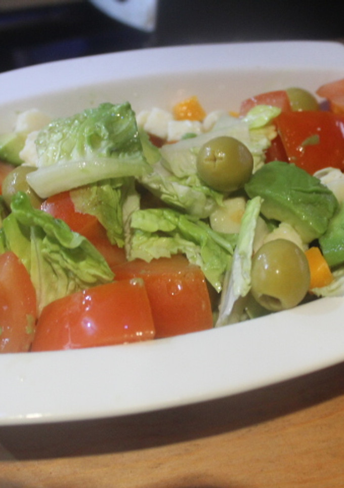 Una foto de Ensalada de queso y aguacate