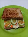 Roti gandum isi telur dan timun