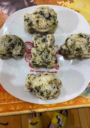 Hình của món Cơm chộn rong biển nhân cá ngừ.