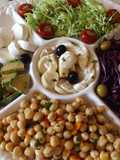Ensalada de repollos, garbanzos, palmitos y aguacate (palta)