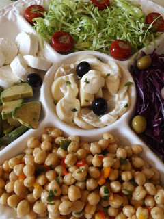 Una foto de Ensalada de repollos, garbanzos, palmitos y aguacate (palta)