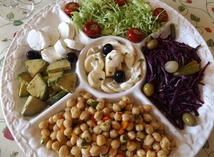 Foto principal de Ensalada de repollos, garbanzos, palmitos y aguacate (palta)