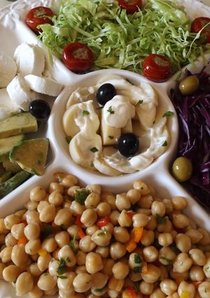 Una foto de Ensalada de repollos, garbanzos, palmitos y aguacate (palta)