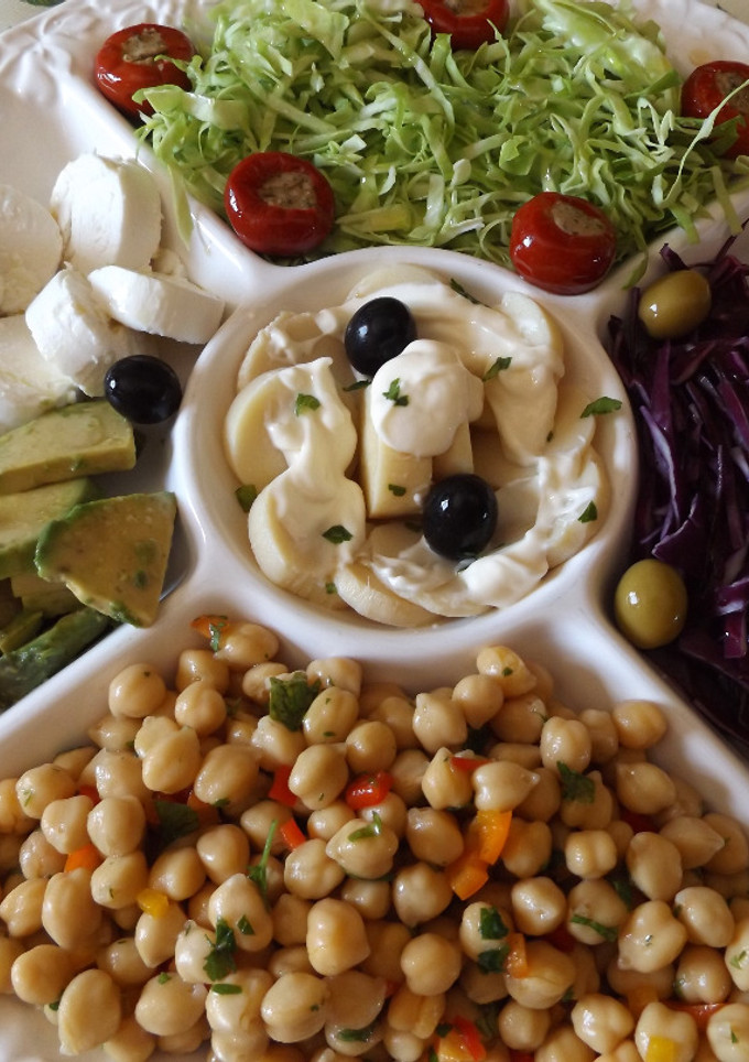 Una foto de Ensalada de repollos, garbanzos, palmitos y aguacate (palta)