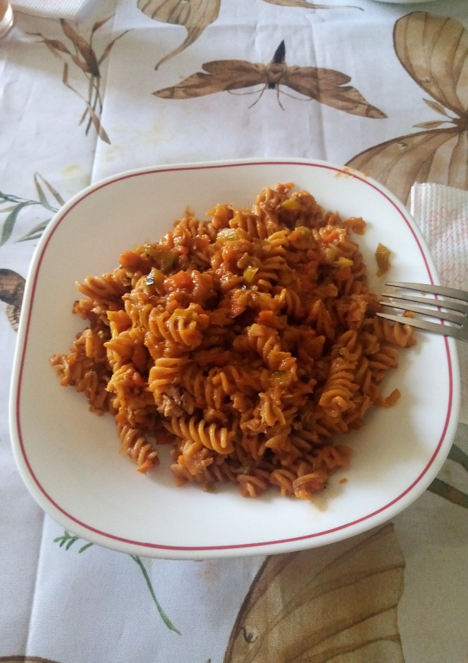 Una foto de Mi versión de fusilli de lentejas con verduras y Atún