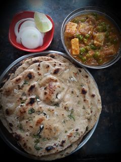 तंदूरी रोटी (tandoori roti recipe in marathi) रेसिपी चे मुख्य फोटो 