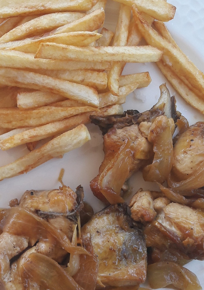 Una foto de Pollo a la cebolla