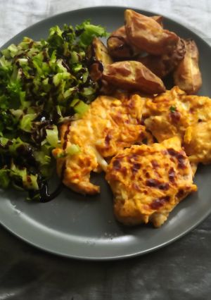 Tojáskrémes csirkemell, steak burgonyával, friss salátával - airfryer-ben recept fotója