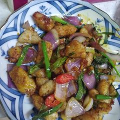 A picture of Fried fish fish with shallot,onion and spring onion.