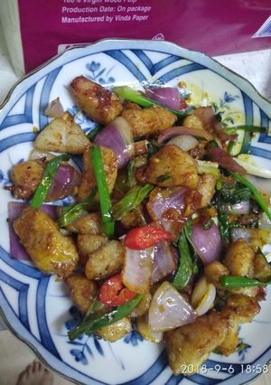 A picture of Fried fish fish with shallot,onion and spring onion.