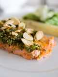 Salmón con pesto crujiente y almendras anaranjadas