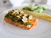 Una foto de salmón al pesto