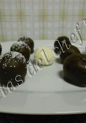 Una foto de Bolitas de coco y chocolate