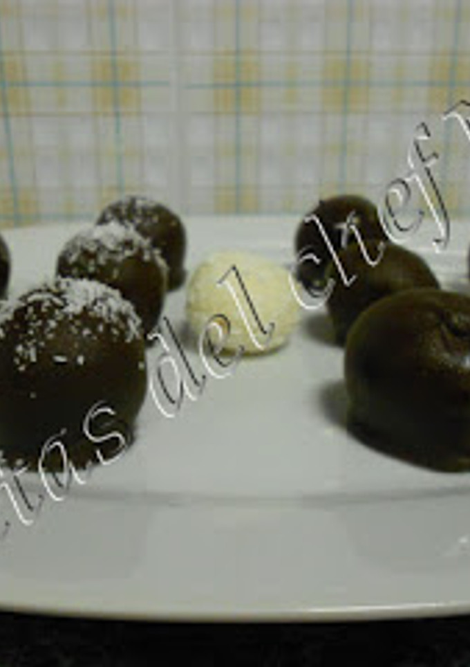 Una foto de Bolitas de coco y chocolate