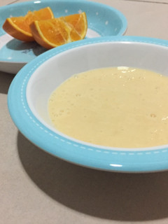 Una foto de Papilla de ciruela, naranja y yogur - naranja BLW