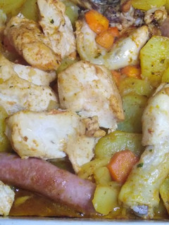 Una foto de Pollo al horno con longanizas, patatas y zanahorias
