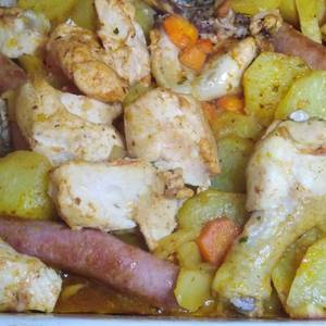 Pollo al horno con longanizas, patatas y zanahorias