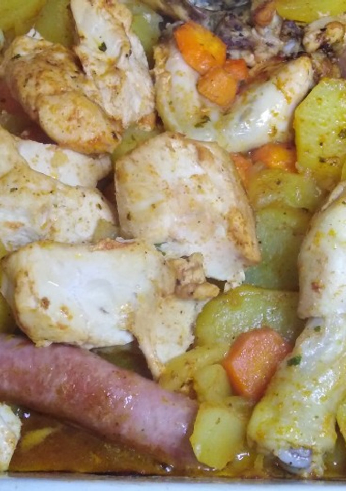 Una foto de Pollo al horno con longanizas, patatas y zanahorias