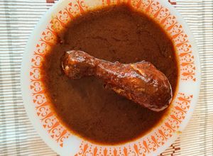 Una foto de Mole rojo oaxaqueño (coloradito)