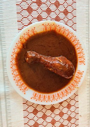 Una foto de Mole rojo oaxaqueño (coloradito)