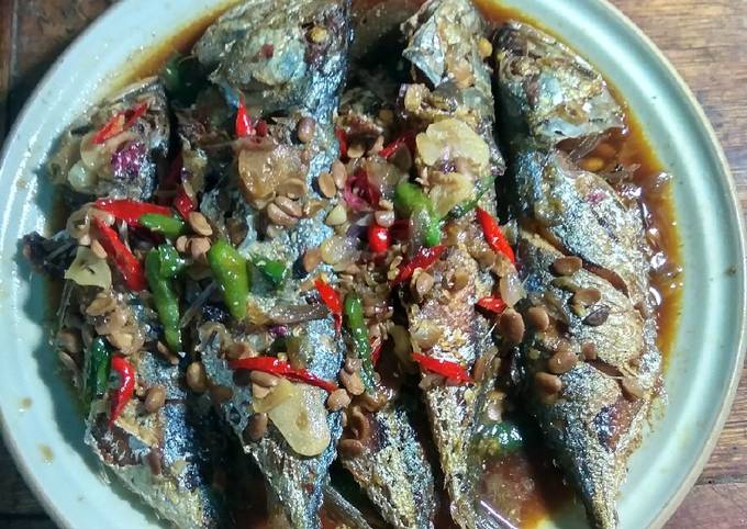 Ikan kembung goreng saos tauco