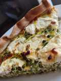 Tarte au fromage de chèvre, petits pois et basilic