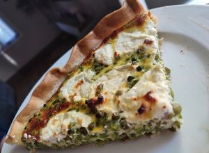 Une photo de Tarte au Fromage de Chèvre, Petits Pois et Basilic et une Pointe de Miel 🍯