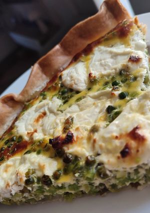 Une photo de Tarte au Fromage de Chèvre, Petits Pois et Basilic et une Pointe de Miel 🍯