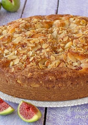 Foto di Torta morbida allo yogurt con fichi e mandorle